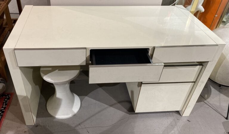 Bureau en bois laqué blanc de forme rectangulaire ouvrant par trois tiroirs en…