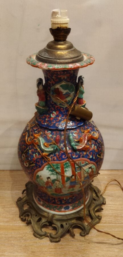 CANTON - Fin XIXème - Vase balustre en porcelaine polychrome montée sur socle e…
