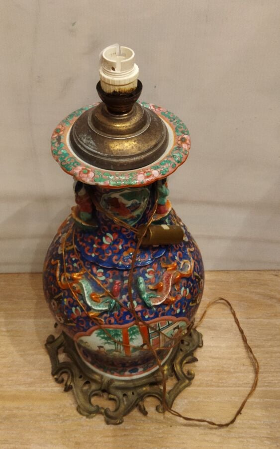 CANTON - Fin XIXème - Vase balustre en porcelaine polychrome montée sur socle e…