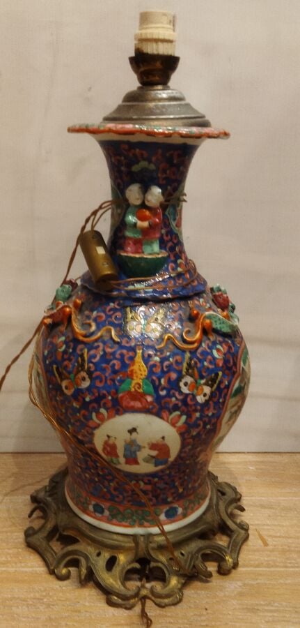 CANTON - Fin XIXème - Vase balustre en porcelaine polychrome montée sur socle e…