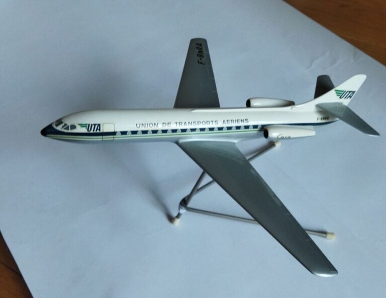 - Caravelle UTA F-BNRA au 1:100ème en résine peinte réalisée par MEE/Bourbon en…