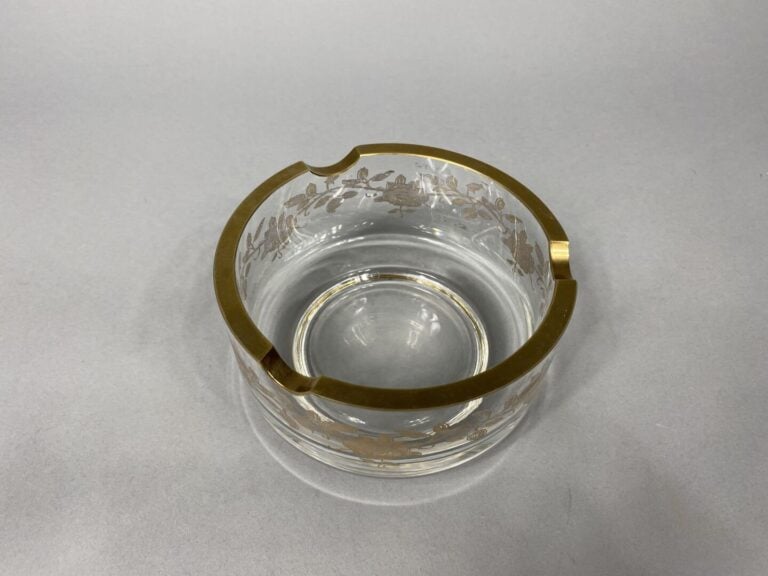 Cendrier en verre à décor gravé doré de fleurs et branchages fleuris - H : 7 cm…