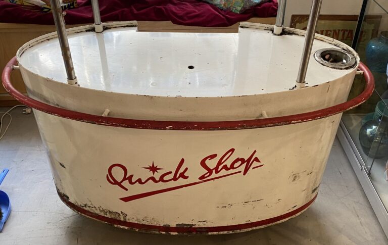 Chariot ambulant en tôle et métal peint rouge et blanc "Quick Shop" - H : 183 c…