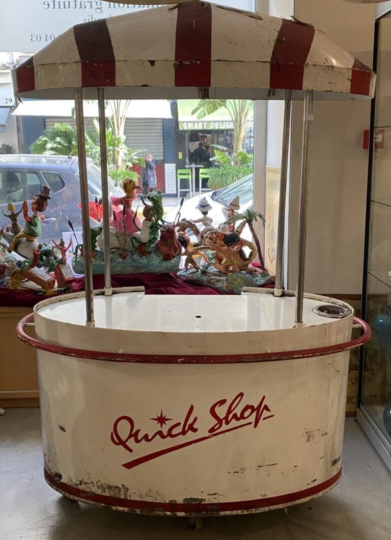 Chariot ambulant en tôle et métal peint rouge et blanc "Quick Shop" - H : 183 c…