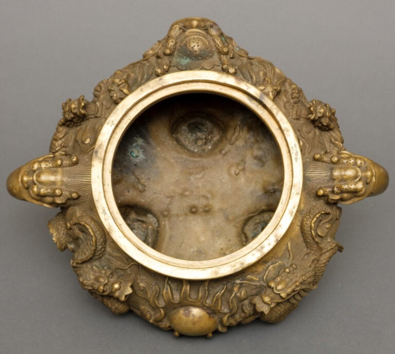 CHINE - XXème siècle - Brûle-Parfum tripode couvert en bronze doré, à décor scu…