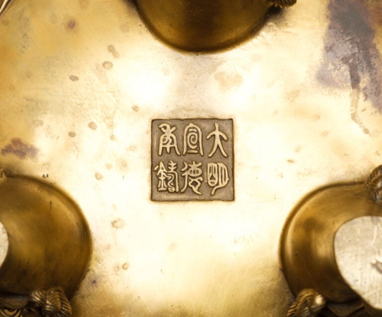CHINE - XXème siècle - Brûle-Parfum tripode couvert en bronze doré, à décor scu…