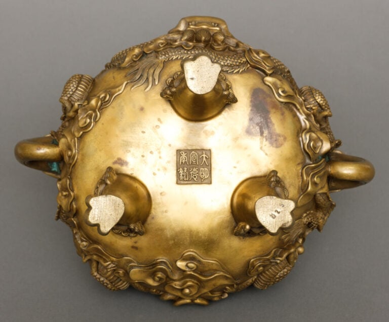 CHINE - XXème siècle - Brûle-Parfum tripode couvert en bronze doré, à décor scu…