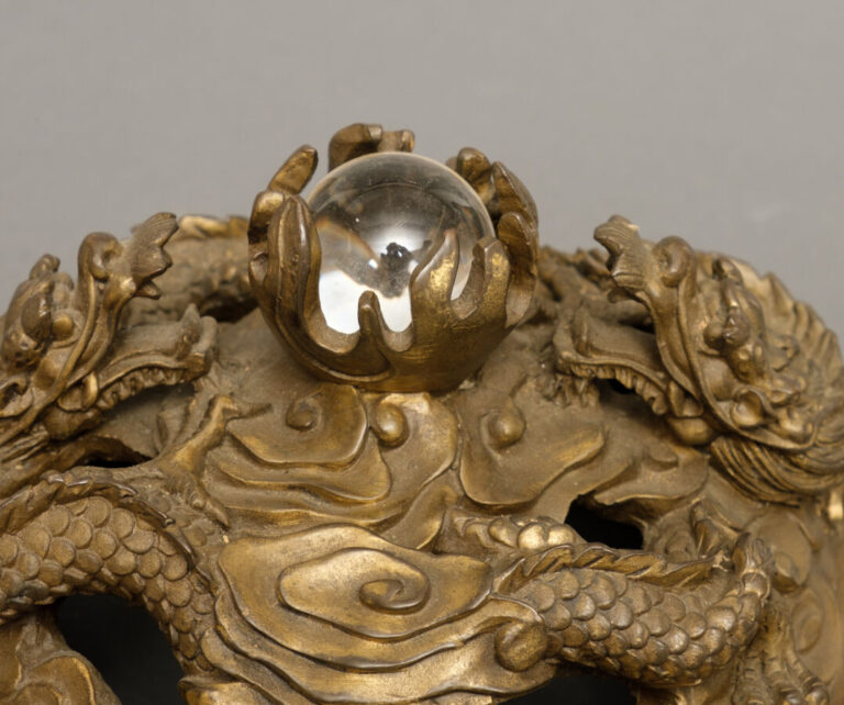 CHINE - XXème siècle - Brûle-Parfum tripode couvert en bronze doré, à décor scu…