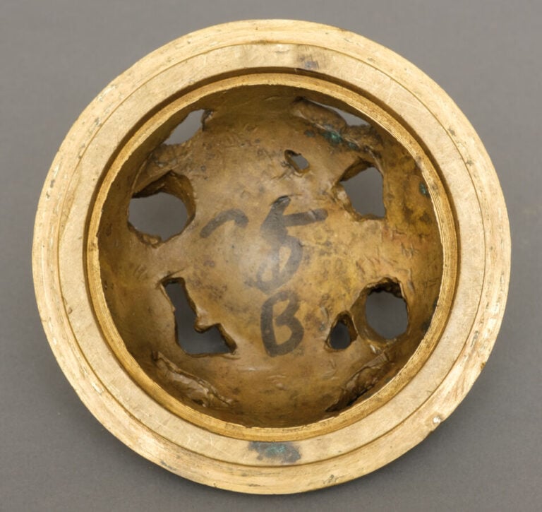 CHINE - XXème siècle - Brûle-Parfum tripode couvert en bronze doré, à décor scu…