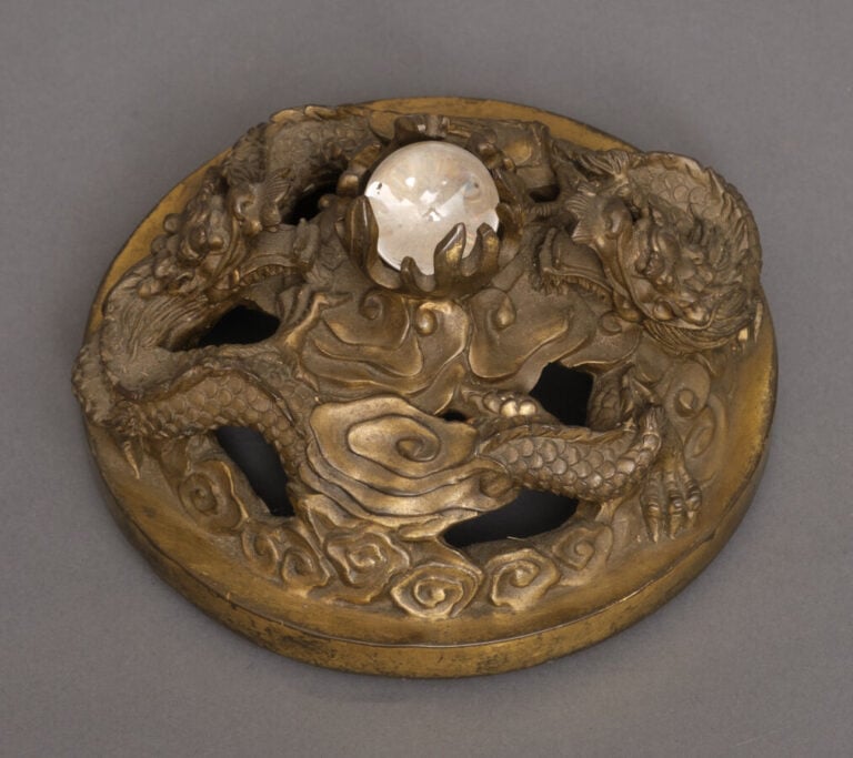 CHINE - XXème siècle - Brûle-Parfum tripode couvert en bronze doré, à décor scu…
