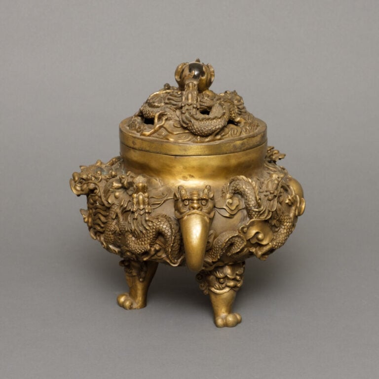CHINE - XXème siècle - Brûle-Parfum tripode couvert en bronze doré, à décor scu…