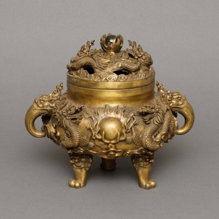 CHINE - XXème siècle - Brûle-Parfum tripode couvert en bronze doré, à décor scu…