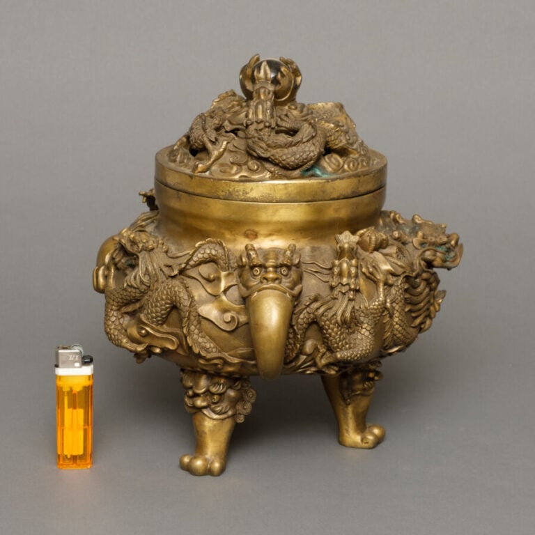 CHINE - XXème siècle - Brûle-Parfum tripode couvert en bronze doré, à décor scu…