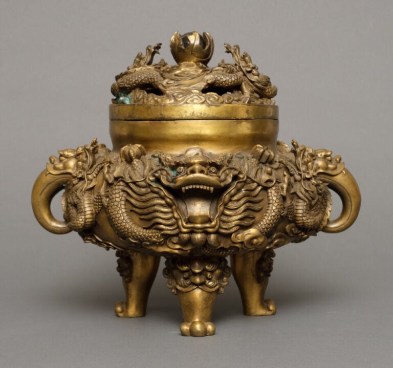 CHINE - XXème siècle - Brûle-Parfum tripode couvert en bronze doré, à décor scu…