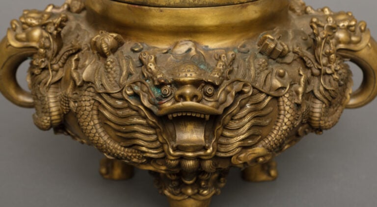 CHINE - XXème siècle - Brûle-Parfum tripode couvert en bronze doré, à décor scu…