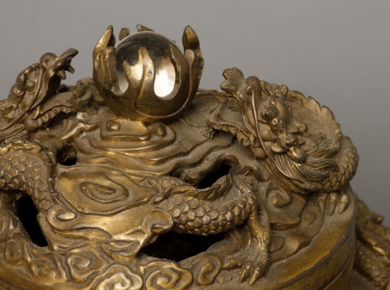 CHINE - XXème siècle - Brûle-Parfum tripode couvert en bronze doré, à décor scu…