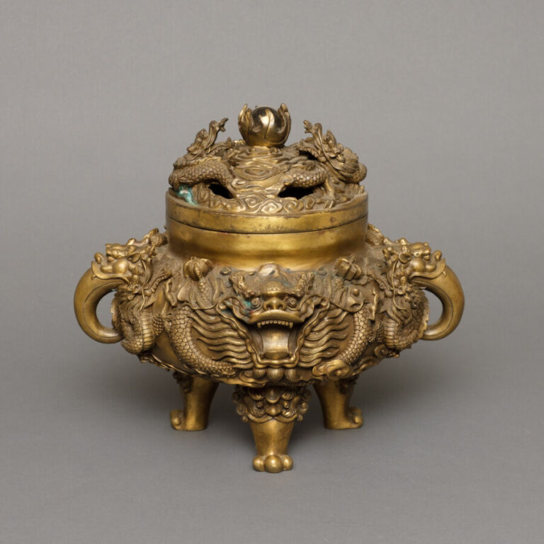 CHINE - XXème siècle - Brûle-Parfum tripode couvert en bronze doré, à décor scu…