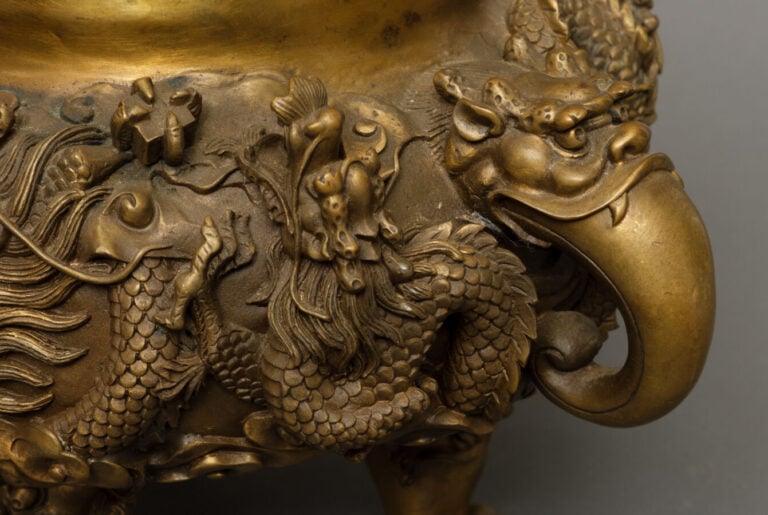 CHINE - XXème siècle - Brûle-Parfum tripode couvert en bronze doré, à décor scu…