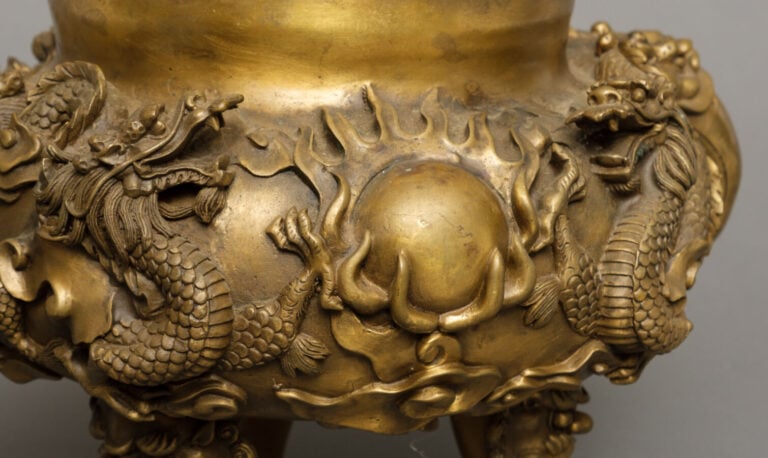 CHINE - XXème siècle - Brûle-Parfum tripode couvert en bronze doré, à décor scu…