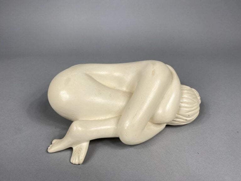 Claude MORIN (1932-2021) - Sujet en plâtre représentant une femme recroquevillé…