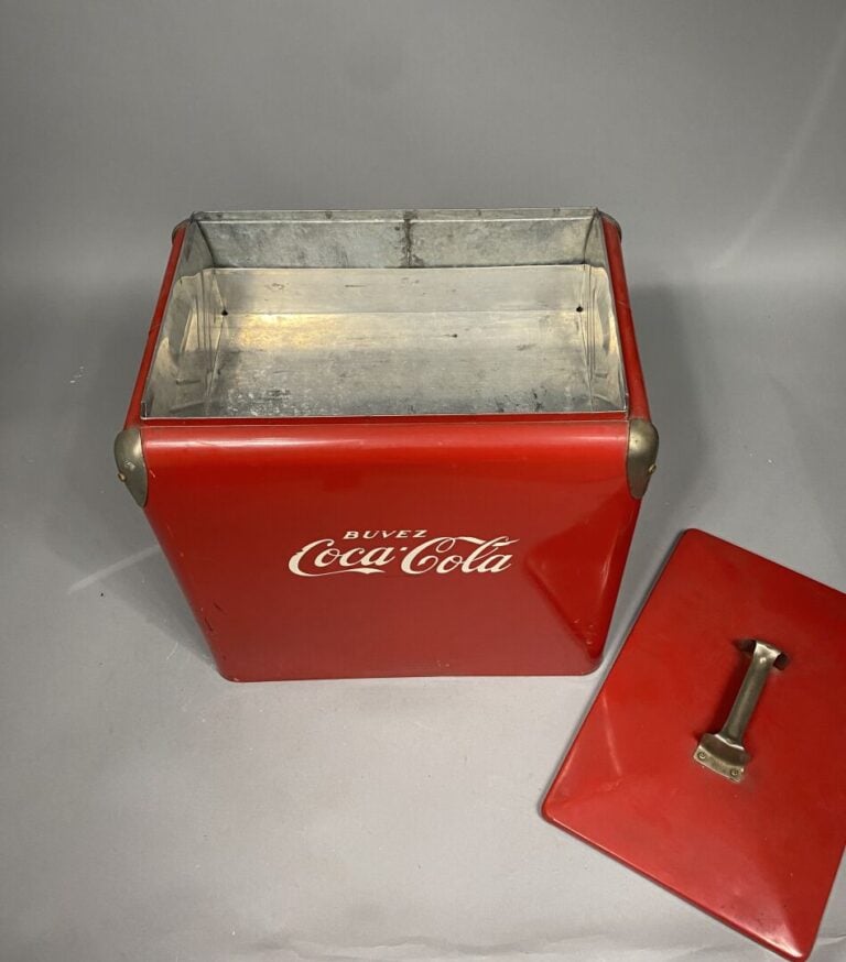 COCA-COLA - Glacière - 44 x 41 x 30 cm - (rouille, piqûres, manques, en l'état)…