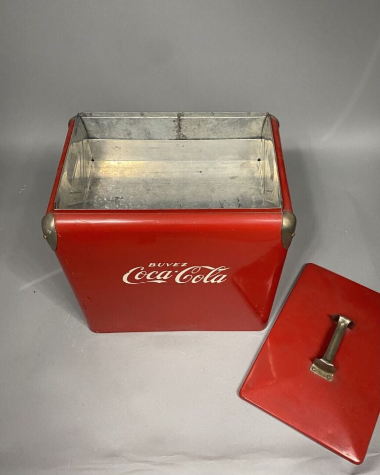 COCA-COLA - Glacière - 44 x 41 x 30 cm - (rouille, piqûres, manques, en l'état)…