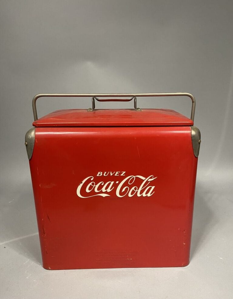 COCA-COLA - Glacière - 44 x 41 x 30 cm - (rouille, piqûres, manques, en l'état)…