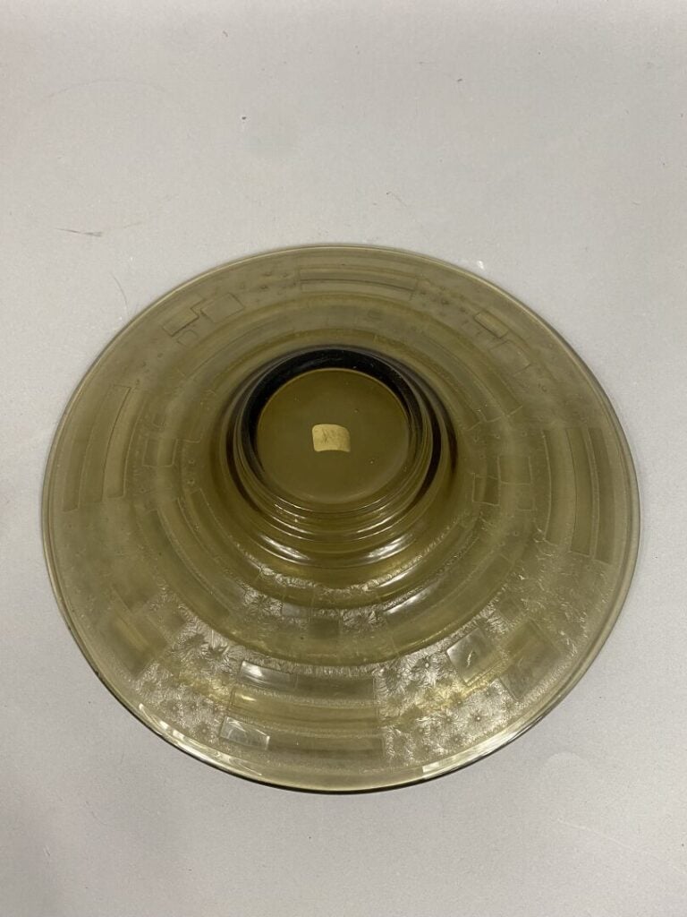 Coupe en verre fumé à décor gravé de motifs floraux et géométriques - H : 7 cm…