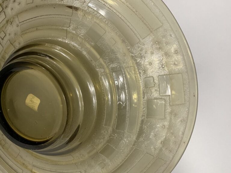 Coupe en verre fumé à décor gravé de motifs floraux et géométriques - H : 7 cm…