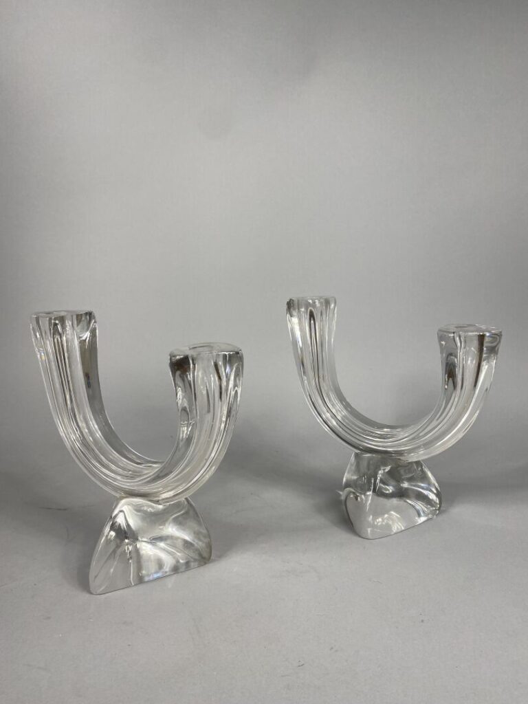 CRISTALLERIE DE LORRAINE - Paire de chandeliers à deux lumières en cristal moul…