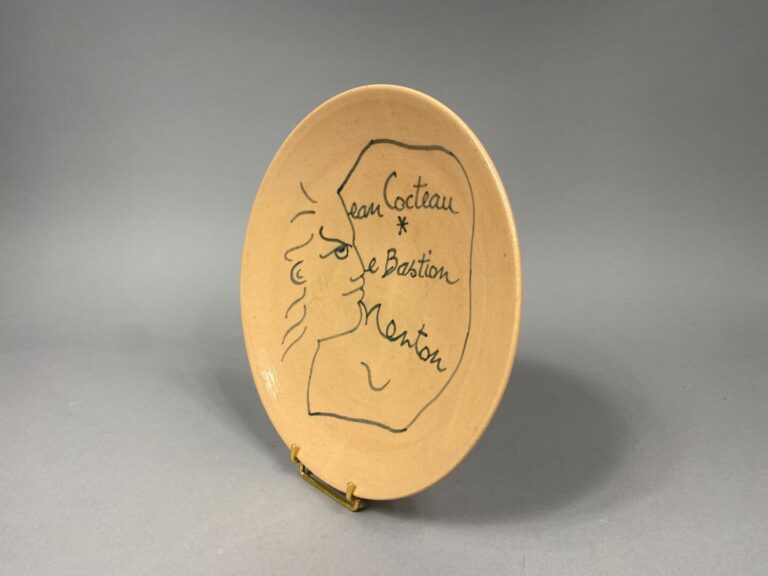 D'après Jean COCTEAU (1889-1963) - Assiette en céramique à décor de profil d'ho…