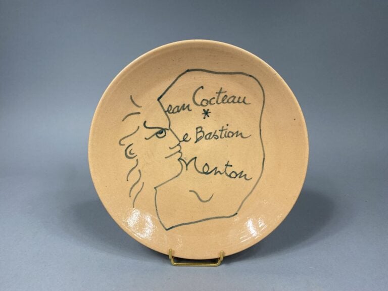 D'après Jean COCTEAU (1889-1963) - Assiette en céramique à décor de profil d'ho…