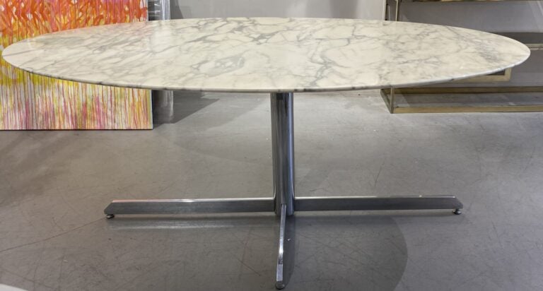 Dans le goût de Florence KNOLL pour Roche-Bobois - Table à plateau ovale en mar…