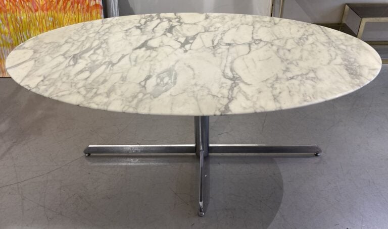 Dans le goût de Florence KNOLL pour Roche-Bobois - Table à plateau ovale en mar…