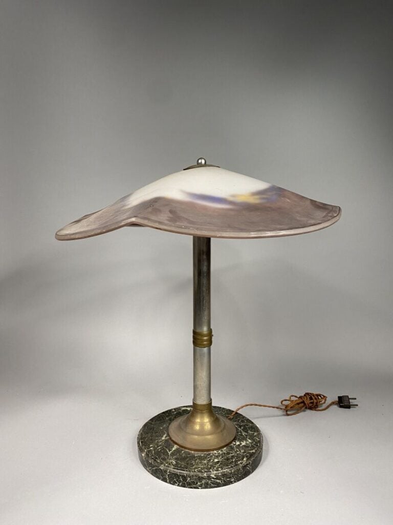 David GUERON DEGUE (1892-1950) - Lampe en métal chromé surmontée d'un abat-jour…