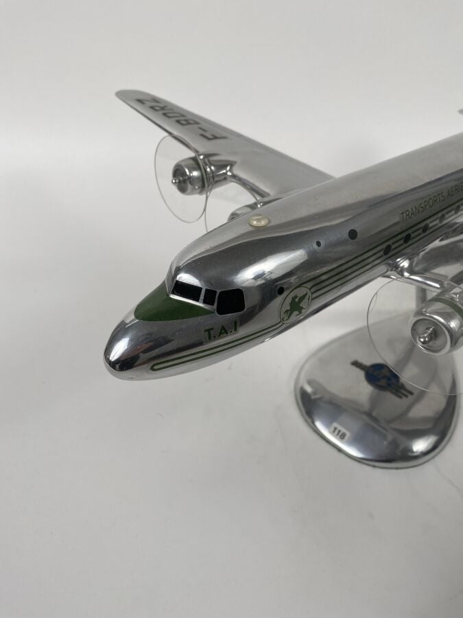 DC4 TAI (Transport Aériens Intercontinentaux) en aluminium au 1/50ème réalisé p…