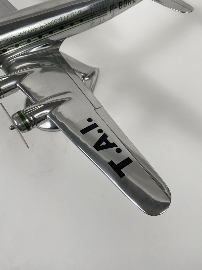 DC4 TAI (Transport Aériens Intercontinentaux) en aluminium au 1/50ème réalisé p…