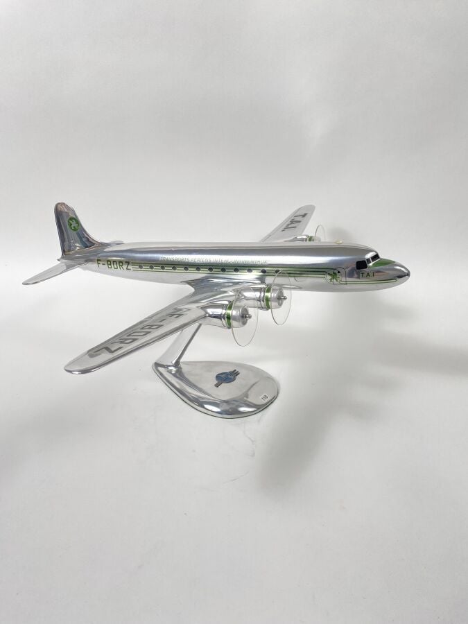 DC4 TAI (Transport Aériens Intercontinentaux) en aluminium au 1/50ème réalisé p…