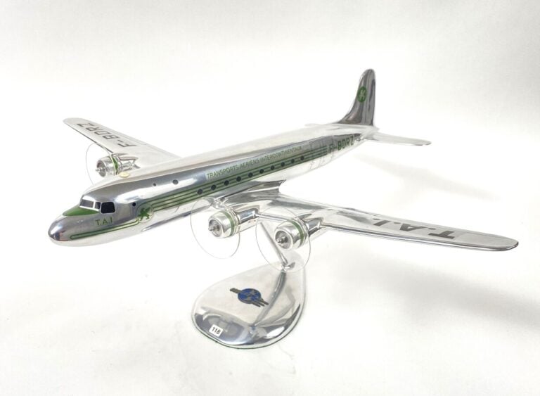 DC4 TAI (Transport Aériens Intercontinentaux) en aluminium au 1/50ème réalisé p…