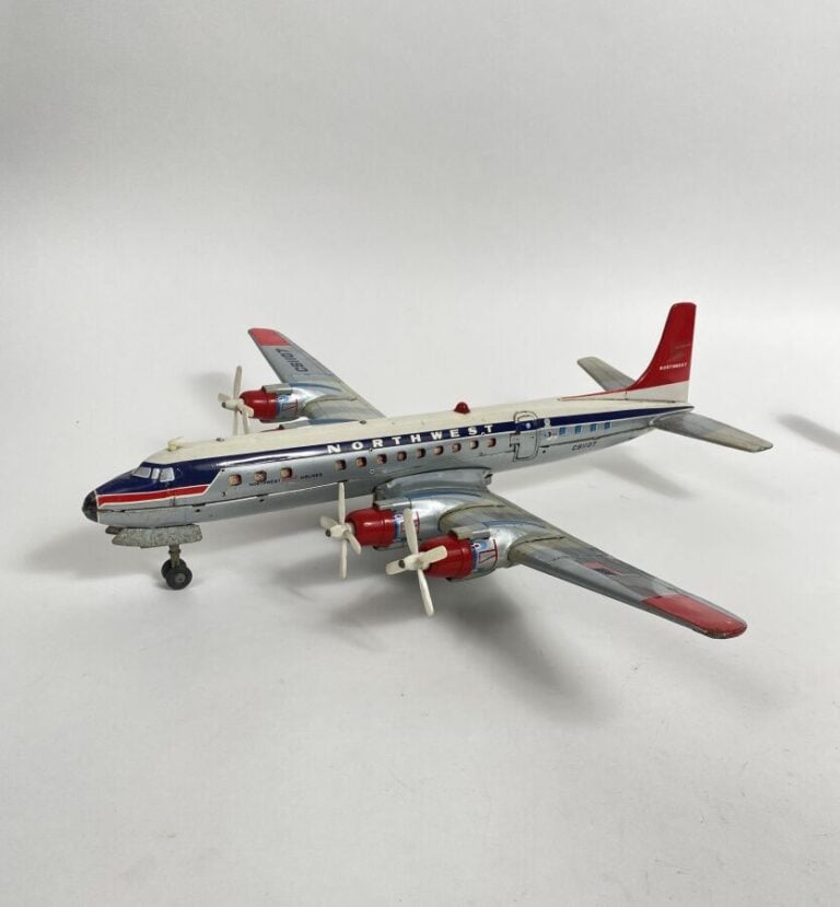 « DC7 Northwest - orient CS1107 » / Yone - Japon, 1967, en Tôle lithographiée,…