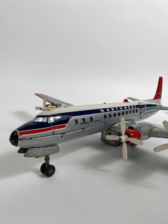 « DC7 Northwest - orient CS1107 » / Yone - Japon, 1967, en Tôle lithographiée,…