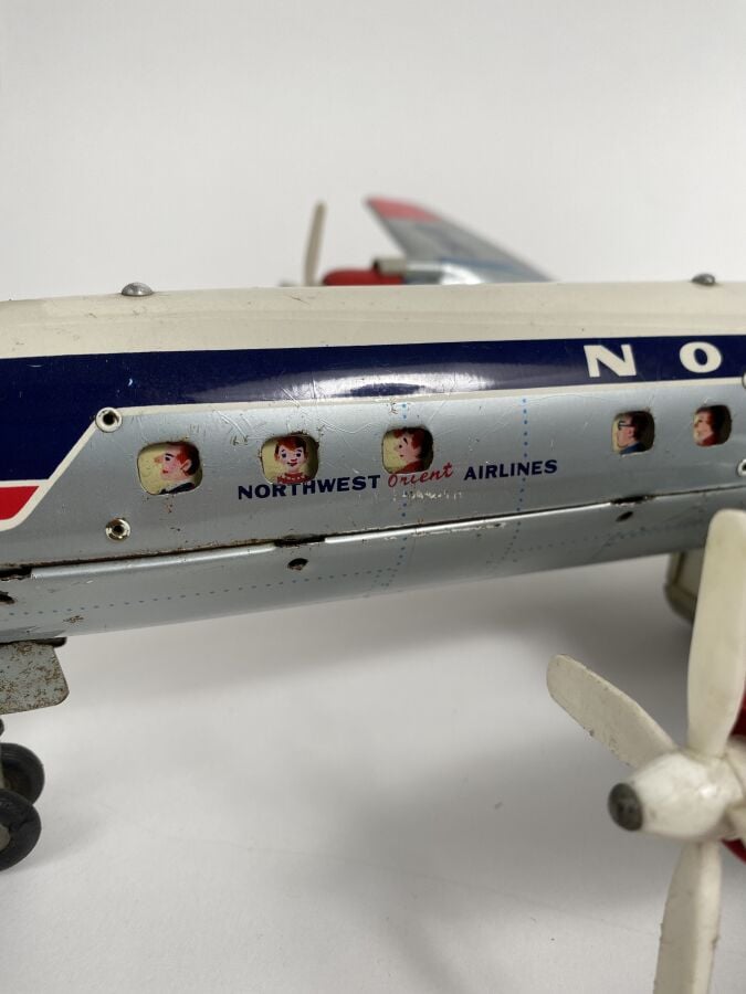 « DC7 Northwest - orient CS1107 » / Yone - Japon, 1967, en Tôle lithographiée,…