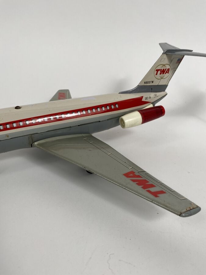 « DC9 TWA » / TN ROC- Japon, 1970, tôle lithographiée, battery toy les réacteur…