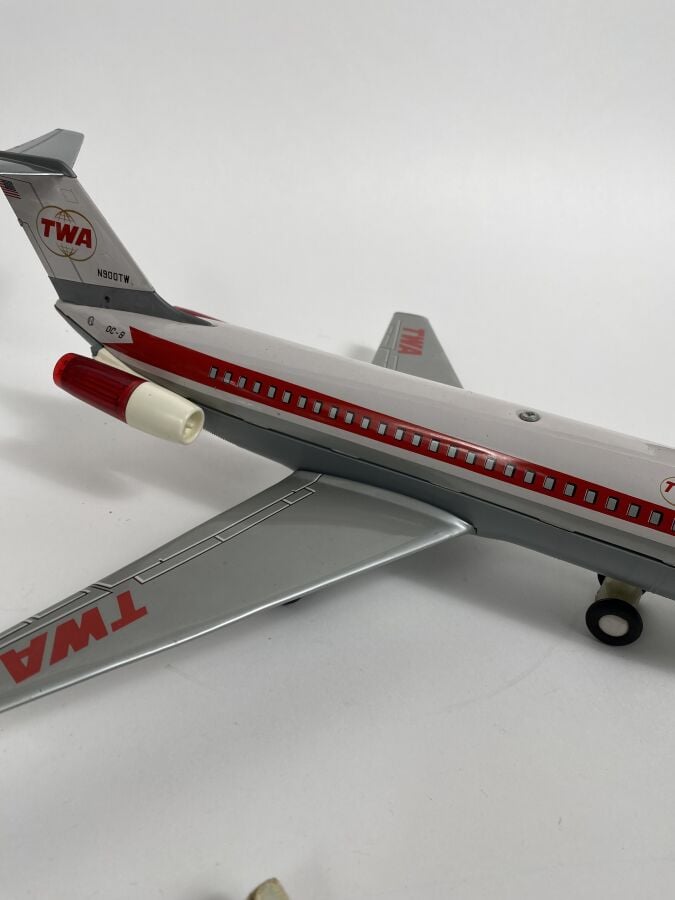 « DC9 TWA » / TN ROC- Japon, 1970, tôle lithographiée, battery toy les réacteur…
