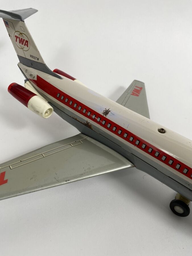 « DC9 TWA » / TN ROC- Japon, 1970, tôle lithographiée, battery toy les réacteur…