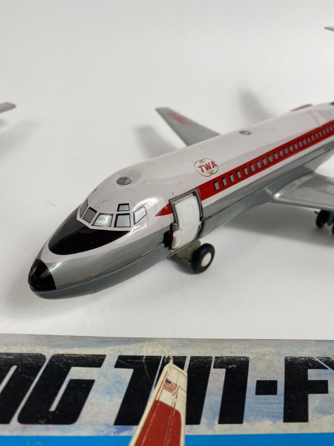 « DC9 TWA » / TN ROC- Japon, 1970, tôle lithographiée, battery toy les réacteur…