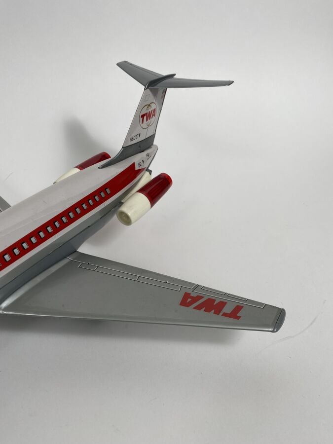 « DC9 TWA » / TN ROC- Japon, 1970, tôle lithographiée, battery toy les réacteur…