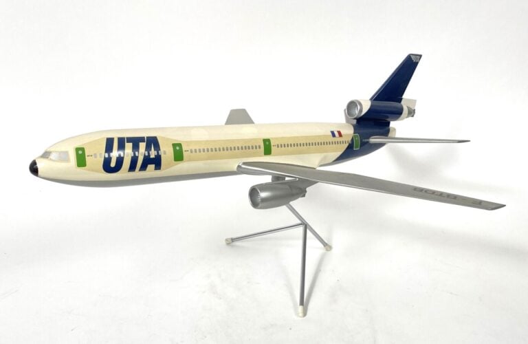 Douglas DC10-30 UTA F-BTDB au 1/100ème en plastique réalisé par Bourbon en 1973…