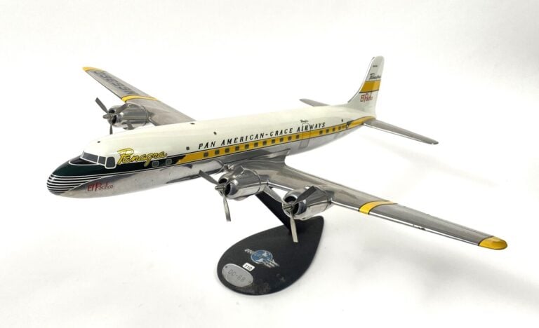 Douglas DC4 ex Braniff au 1/50ème en aluminium, réalisé par Douglas Marketing A…