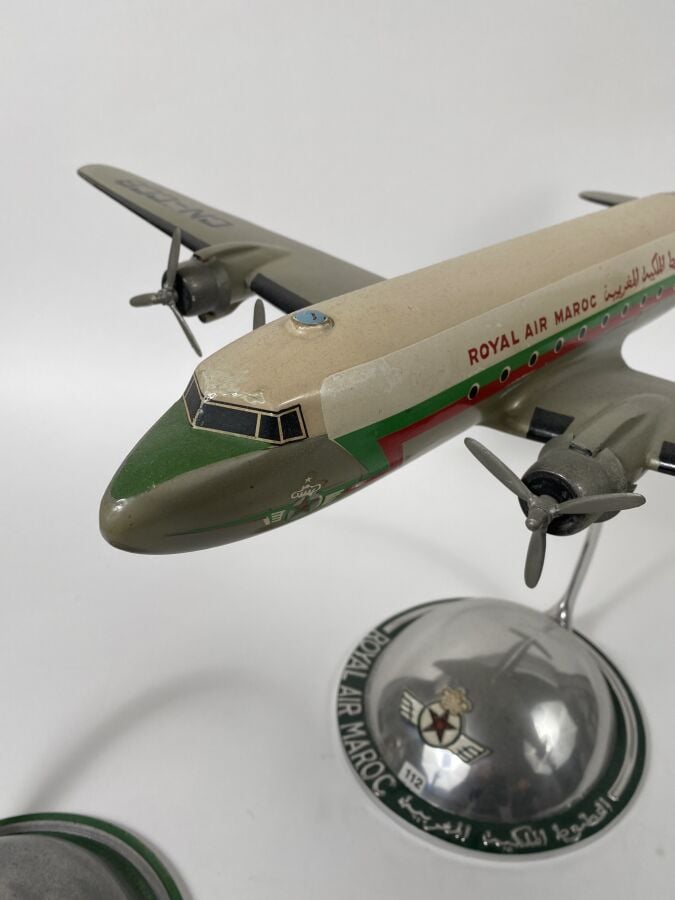 Douglas DC4 Royal Air Maroc CN-CCB au 1/50ème, bois et métal peint, réalisé par…